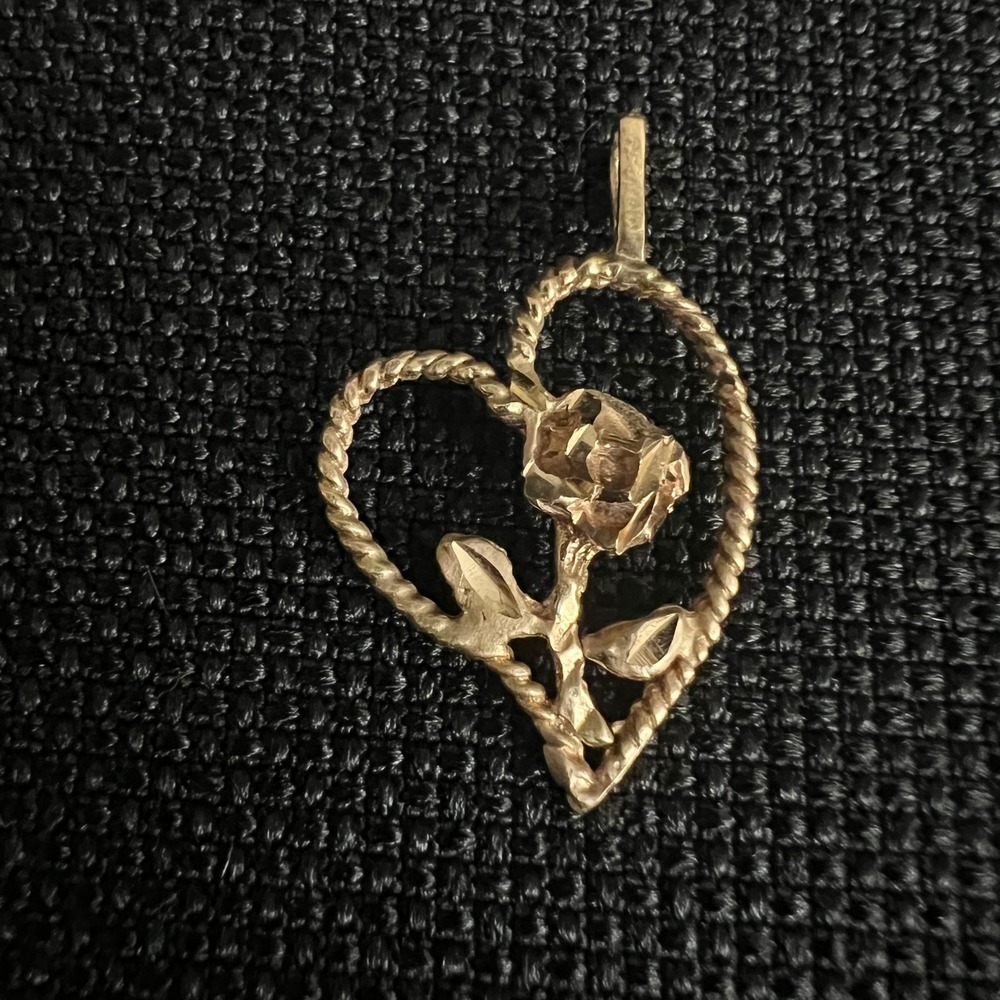 14K Yellow Gold Rose Flower Heart Pendant Charm 2g 1 Inch Cottagecore